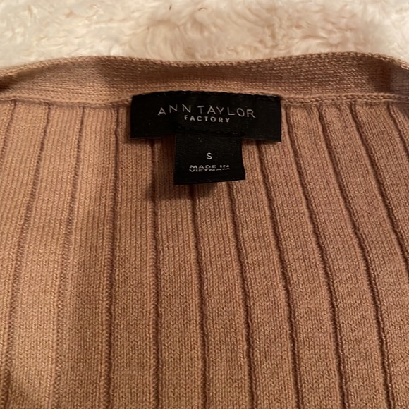 Ann Taylor Short Sleeve Tan V-Neck Sweater Size Small - Picture 6 of 7
